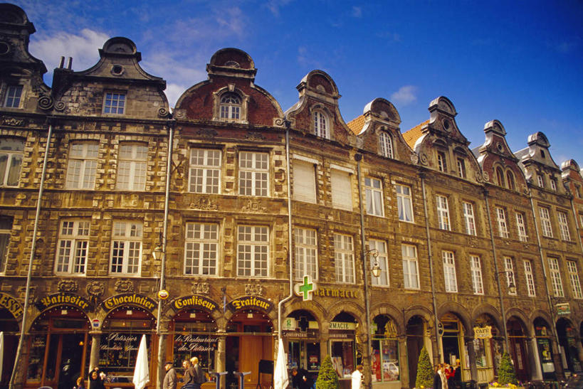 无人,家,商店,横图,室外,白天,仰视,购物,度假,消费,美景,城市风光,超市,城市,指示牌,法国,欧洲,一排,阴影,整齐,光线,英文,标志,文字,影子,字符,字母,房屋,屋子,景观,云,云朵,拱门,云彩,娱乐,标识,楼房,住宅,排列,蓝色,白云,蓝天,天空,阳光,天,享受,休闲,景色,放松,金融,百货,便利店,晴朗,灌木,英文字母,队列,选购,贸易,法兰西共和国,首府,血拼,法兰西第五共和国,零售店,阿拉斯,加来海峡省,晴空,彩图,低角度拍摄,房子,店铺,杂货店,杂货铺