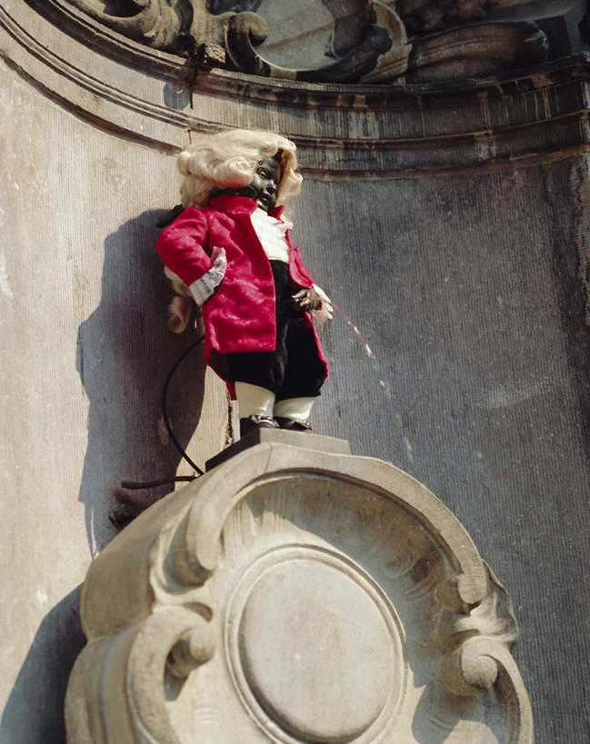 西方人,儿童,头发,一个人,无人,站,竖图,室外,白天,仰视,旅游,度假,纯洁,石头,标志建筑,地标,建筑,雕塑,比利时,欧洲,欧洲人,仅一个男性,仅一个人,小便,阴影,艺术,装饰,光线,雕刻,雕像,石子,影子,首都,娱乐,建设,小孩,白色,阳光,工艺品,站着,仅一个小孩,享受,休闲,旅游胜地,放松,可爱,童年,童趣,纪念,华丽,修饰,美术,点缀,西欧,主题,陈列,童真,烂漫,无邪,布鲁塞尔,功能,美学,衬托,美观,雅致,雅观,比利时王国,天真,男孩,男人,男性,白种人,孩子,长发,石块,岩石,站立,彩图,低角度拍摄,全身,礼服,排尿,男生