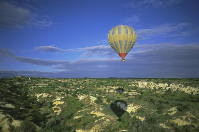 无人,横图,室外,白天,正面,旅游,度假,草地,草坪,美景,植物,土耳其,亚洲,阴影,飞行,光线,影子,地平线,景观,云,云朵,辽阔,地面,交通,云彩,娱乐,航空,草,树,树木,蓝色,绿色,白云,蓝天,天空,阳光,自然,热气球,交通工具,天,享受,休闲,广阔,景色,放松,运输,生长,晴朗,成长,一望无际,自然风光,载具,延伸,西亚,卡帕多西亚,天地相交,安纳托利亚,小亚细亚,无边无际,一马平川,晴空,彩图,土耳其共和国