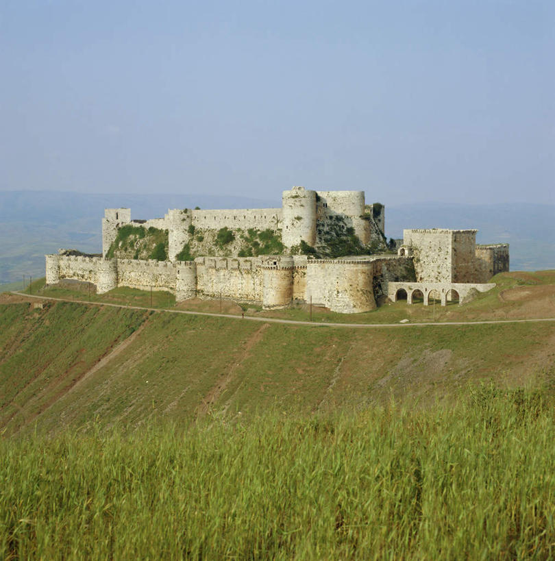 无人,竖图,室外,白天,正面,旅游,度假,草地,草坪,名胜古迹,山,山脉,植物,标志建筑,地标,建筑,叙利亚,亚洲,阴影,遗迹,光线,影子,堡垒,城堡,山峰,山峦,古迹,文物,娱乐,建设,古建筑,草,树,树木,蓝色,绿色,蓝天,天空,阳光,自然,群山,天,享受,休闲,旅游胜地,放松,生长,晴朗,成长,要塞,西亚,古文明,万里无云,阿拉伯叙利亚共和国,设防,晴空,晴空万里,彩图