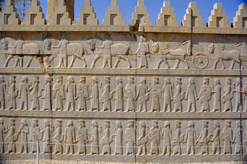 东方人,无人,家,宫殿,站,横图,室外,白天,正面,民族服装,旅游,度假,名胜古迹,别墅,标志建筑,地标,建筑,马,野生动物,雕塑,亚洲,一排,阴影,服装,遗迹,艺术,整齐,装饰,并列,并排,光线,雕刻,雕像,影子,房屋,墙,屋子,公寓,马车,首都,许多人,注视,黄种人,古迹,文物,娱乐,建设,古建筑,洋房,楼房,墙壁,墙面,住宅,车,排列,衣服,蓝色,蓝天,天空,阳光,动物,工艺品,交通工具,天,观察,看,站着,一群人,享受,休闲,旅游胜地,放松,运输,服饰,牲畜,晴朗,观看,纪念,美术,察看,衣着,穿着,队列,关注,载具,主题,豪宅,平行,陈列,古文明,万里无云,功能,美学,衣饰,阿黑门尼德王朝,阿契美尼德王朝,阿契美尼德帝国,波斯波利斯,波斯帝国,男人,男性,年轻男性,年轻女性,女人,女性,亚洲人,晴空,晴空万里,站立,彩图,全身,传统服装,民俗服,房子