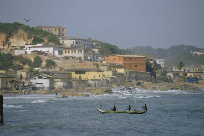 西方人,三个人,家,坐,横图,室外,白天,正面,度假,草地,草坪,海浪,海洋,石头,美景,沙滩,山,山脉,植物,城市风光,城市,船,欧洲,非洲,加纳,黑人,欧洲人,阴影,服装,光线,沙子,石子,影子,房屋,屋子,海岸,景观,浪花,山顶,山峰,木船,沙地,山峦,注视,休闲装,娱乐,楼房,住宅,草,树,树木,衣服,蓝色,绿色,蓝天,天空,阳光,自然,海水,交通工具,群山,天,观察,看,享受,休闲,休闲服,景色,放松,服饰,生长,晴朗,成长,观看,察看,舟,关注,载具,海景,沉积岩,万里无云,阿非利加洲,西非,颠峰,极峰,加纳共和国,水成岩,男人,男性,中年男性,非洲人,大海,风浪,海,海水的波动,海滩,近岸浪,石块,岩石,涌浪,晴空,晴空万里,坐着,彩图,全身,房子