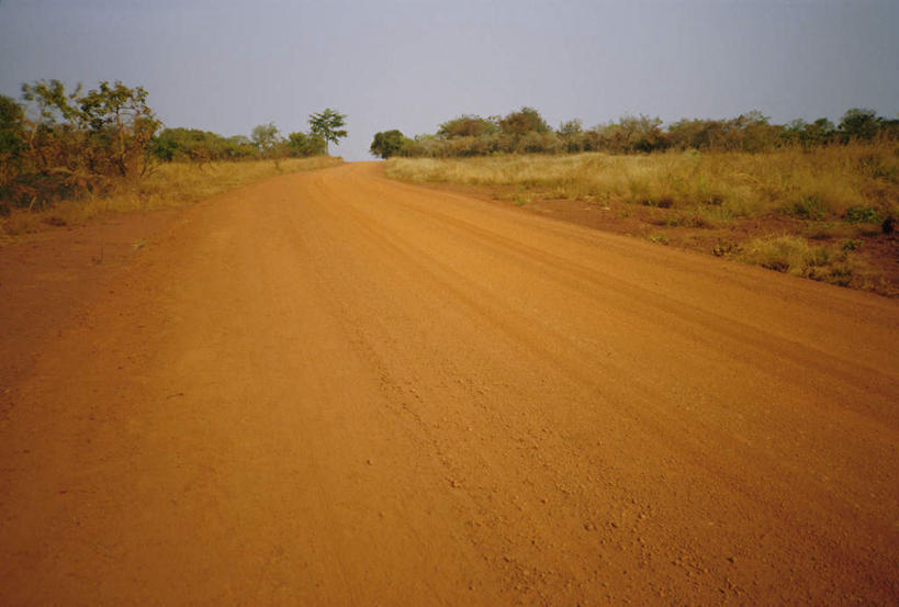 无人,横图,室外,白天,正面,旅游,度假,草地,草坪,美景,植物,道路,路,公路,非洲,阴影,光线,影子,景观,泥土,土壤,交通,娱乐,草,树,树木,蓝色,绿色,蓝天,天空,阳光,自然,天,享受,休闲,景色,放松,生长,晴朗,成长,自然风光,万里无云,中非,中非共和国,晴空,晴空万里,马路,彩图