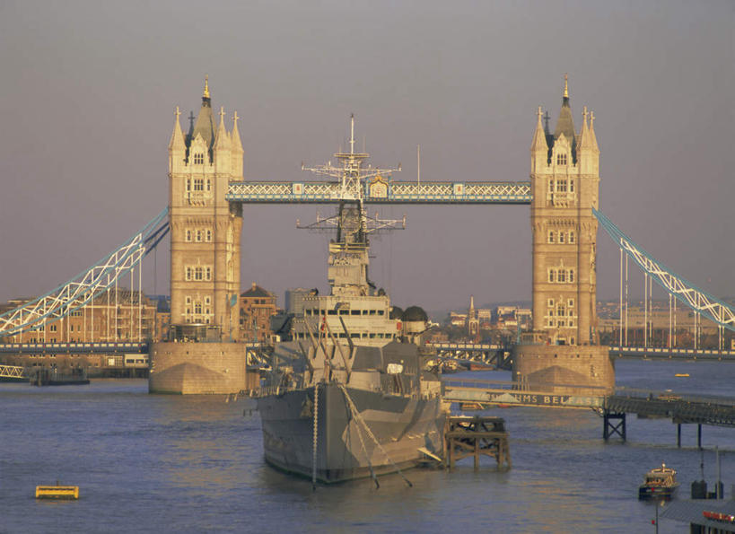 无人,家,横图,室外,白天,正面,度假,河流,美景,水,城市风光,城市,大桥,立交桥,桥梁,英国,欧洲,伦敦,阴影,光线,影子,房屋,屋子,河水,景观,水流,云,云朵,高架,斜拉桥,桥,首都,云彩,娱乐,楼房,伦敦塔桥,泰晤士河,住宅,蓝色,白云,倒影,蓝天,天空,阳光,天,享受,休闲,景色,放松,军舰,晴朗,倒映,西欧,大不列颠,战舰,驱逐舰,战列舰,护卫舰,军用战舰,战船,大不列颠及北爱尔兰联合王国,塔桥,大不列颠联合王国,日不落英帝国,雾都,反照,晴空,彩图,房子