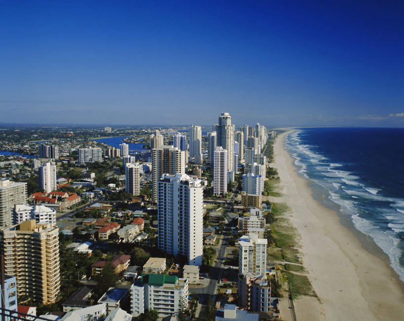 无人,高楼大厦,横图,俯视,航拍,室外,白天,旅游,度假,海浪,海洋,沙滩,植物,标志建筑,大厦,道路,地标,建筑,路,摩天大楼,澳大利亚,阴影,光线,沙子,影子,海岸,浪花,建筑群,小路,交通,沙地,娱乐,建设,树,树木,蓝色,绿色,蓝天,天空,阳光,自然,海水,天,享受,休闲,旅游胜地,放松,生长,晴朗,成长,鸟瞰,大洋洲,澳洲,海景,黄金海岸,昆士兰州,万里无云,南方大陆,澳大利亚联邦,昆士兰,澳大利亚黄金海岸,大海,风浪,海,海水的波动,海滩,近岸浪,涌浪,晴空,晴空万里,彩图,高角度拍摄,大楼,高层建筑,高楼,摩天楼