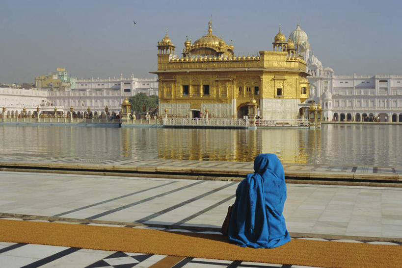 一个人,寺庙,栏杆,坐,横图,室外,白天,民族服装,旅游,度假,植物,标志建筑,地标,建筑,印度,亚洲,仅一个年轻女性,仅一个女性,仅一个人,阴影,节日,光线,影子,围栏,燃烧,注视,文化,娱乐,建设,护栏,树,树木,背面,蓝色,绿色,蓝天,天空,阳光,自然,香火,庙宇,天,观察,看,祈祷,享受,休闲,健康,旅游胜地,放松,许愿,宗教,信仰,生长,晴朗,成长,观看,纪念,祈求,察看,关注,南亚,万里无云,印度共和国,旁遮普,旁遮普邦,阿姆利则,金庙,平安,年轻女性,女人,女性,亚洲人,印度人,晴空,晴空万里,坐着,彩图,全身,传统服装,民俗服,庙,寺