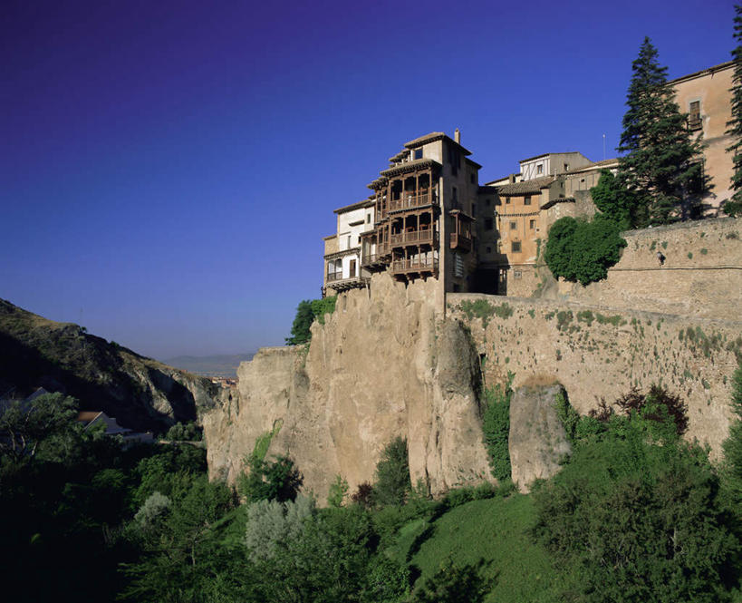 无人,家,栏杆,露台,横图,室外,白天,仰视,度假,草地,草坪,石头,美景,山,山脉,植物,窗户,门,阳台,城市风光,城市,西班牙,欧洲,阴影,光线,石子,影子,房屋,墙,屋子,景观,山峰,围栏,山峦,娱乐,护栏,楼房,玻璃窗,墙壁,墙面,住宅,草,树,树木,蓝色,绿色,蓝天,天空,阳光,自然,门框,群山,天,享受,休闲,景色,放松,生长,晴朗,成长,南欧,万里无云,西班牙王国,卡斯蒂利亚,卡斯蒂利亚拉曼查,卡斯蒂利亚拉曼恰,拉曼查,拉曼恰,昆卡省,昆卡,石块,岩石,晴空,晴空万里,彩图,低角度拍摄,房子,露天阳台