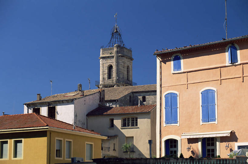 无人,家,教堂,横图,室外,白天,正面,度假,美景,城市风光,城市,法国,欧洲,阴影,节日,时间,光线,时钟,影子,房屋,屋子,景观,钟楼,计时,文化,娱乐,楼房,住宅,蓝色,蓝天,天空,钟表,天,祈祷,享受,休闲,健康,表,景色,放松,许愿,宗教,信仰,晴朗,纪念,祈求,基督教,天主教,信念,万里无云,法兰西共和国,法兰西第五共和国,塔钟,朗格多克,埃罗,埃罗省,平安,钟,晴空,晴空万里,彩图,房子,大教堂,礼拜堂,鲁西永,鲁西永大区