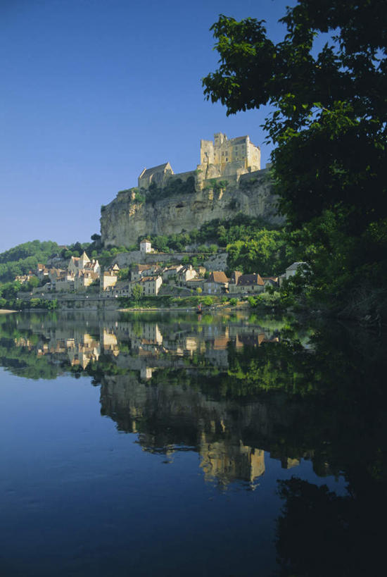无人,竖图,室外,白天,正面,旅游,度假,河流,山,山脉,水,植物,法国,欧洲,阴影,波纹,光线,影子,堡垒,城堡,河水,山峰,水流,涟漪,山峦,娱乐,树,树木,蓝色,绿色,倒影,蓝天,水纹,天空,阳光,自然,波浪,群山,天,享受,休闲,放松,生长,晴朗,成长,倒映,要塞,万里无云,法兰西共和国,阿基坦,水晕,法兰西第五共和国,反照,多尔多涅省,亚魁当,阿基坦大区,设防,多尔多涅,晴空,晴空万里,彩图