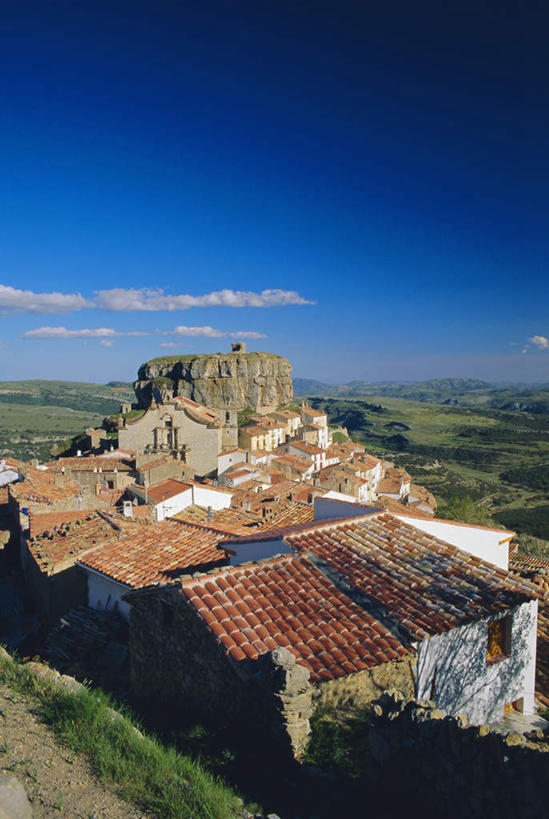 无人,家,竖图,俯视,室外,白天,度假,草地,草坪,美景,山,山脉,植物,城市风光,城市,西班牙,欧洲,阴影,光线,影子,房屋,屋子,景观,山峰,云,云朵,山峦,云彩,娱乐,楼房,住宅,草,树,树木,蓝色,绿色,白云,蓝天,天空,阳光,自然,群山,天,享受,休闲,景色,放松,生长,晴朗,成长,南欧,首府,西班牙王国,瓦伦西亚,巴伦西亚,瓦伦西亚自治区,晴空,彩图,高角度拍摄,房子