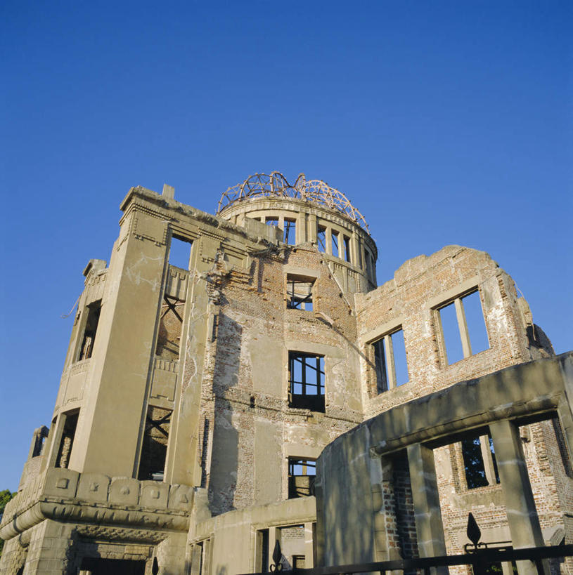 无人,家,竖图,室外,白天,仰视,旅游,度假,竞争,石头,标志建筑,地标,建筑,广岛县,日本,亚洲,对抗,阴影,冲突,光线,石子,影子,房屋,屋子,娱乐,建设,楼房,废墟,住宅,蓝色,蓝天,天空,阳光,天,享受,休闲,旅游胜地,放松,晴朗,对立,矛盾,东亚,本州,万里无云,原子弹,核武器,本州岛,日本国,广岛和平纪念公园,広岛,中国地方,敌对,挫败,斗争,抗拒,抗衡,广岛和平纪念碑,广岛和平纪念馆,原子弹爆炸圆顶屋,石块,岩石,晴空,晴空万里,彩图,低角度拍摄,房子