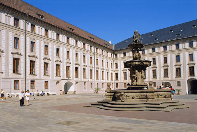 西方人,栏杆,站,走,横图,室外,白天,正面,度假,美景,楼梯,城市风光,城市,喷泉,雕塑,欧洲,捷克,欧洲人,阴影,服装,艺术,装饰,光线,雕刻,雕像,扶手,影子,阶梯,景观,许多人,休闲装,文化,娱乐,护栏,台阶,衣服,蓝色,蓝天,天空,阳光,工艺品,天,品味,站着,一群人,享受,休闲,休闲服,景色,放松,服饰,晴朗,纪念,华丽,修饰,美术,点缀,主题,水景,陈列,中欧,捷克共和国,万里无云,功能,美学,衬托,美观,雅致,雅观,布拉格城堡,男人,男性,年轻男性,年轻女性,女人,女性,白种人,设计,晴空,晴空万里,步行,散步,站立,走路,彩图,全身