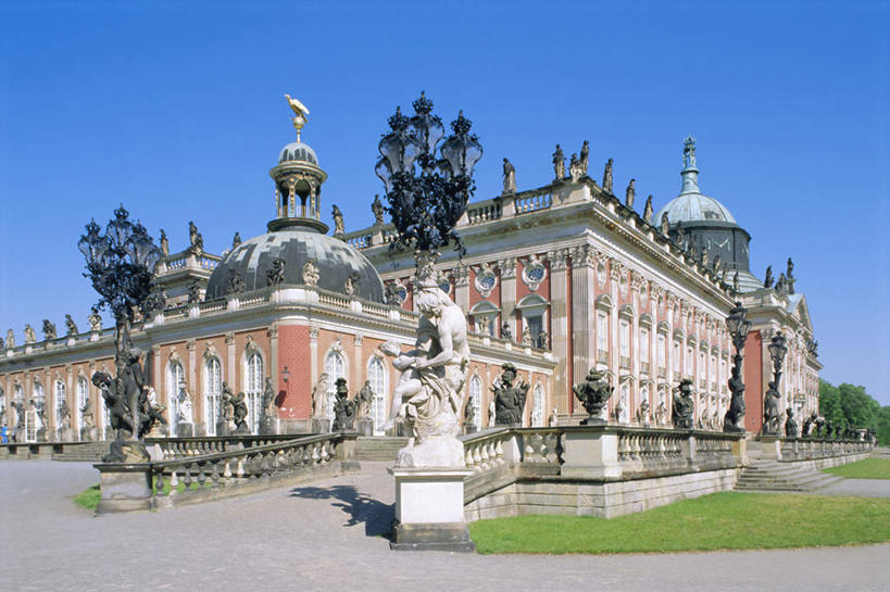 无人,宫殿,栏杆,横图,室外,白天,仰视,旅游,度假,草地,草坪,名胜古迹,植物,楼梯,标志建筑,地标,建筑,雕塑,德国,欧洲,阴影,遗迹,艺术,装饰,光线,雕刻,雕像,扶手,影子,栅栏,阶梯,篱笆,围栏,古迹,文物,娱乐,建设,古建筑,护栏,台阶,草,树,树木,蓝色,绿色,蓝天,天空,阳光,自然,工艺品,天,享受,休闲,旅游胜地,放松,生长,晴朗,成长,纪念,华丽,修饰,美术,点缀,西欧,主题,陈列,古文明,万里无云,德意志联邦共和国,首府,功能,美学,衬托,美观,雅致,雅观,勃兰登堡,勃兰登堡州,波茨坦,无忧宫,晴空,晴空万里,彩图,低角度拍摄