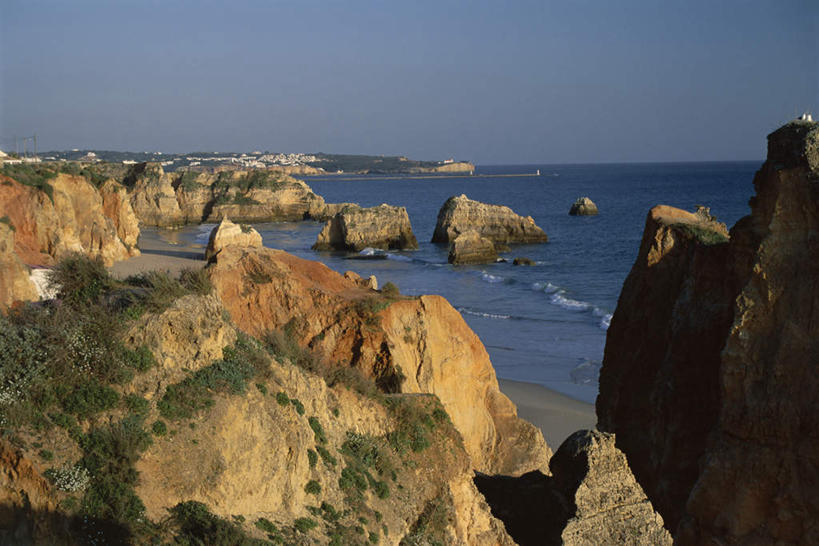 无人,横图,俯视,室外,白天,旅游,度假,草地,海浪,海洋,石头,美景,沙滩,植物,葡萄牙,欧洲,阴影,光线,沙子,石子,影子,海岸,景观,浪花,水平线,辽阔,海平线,沙地,娱乐,草,蓝色,绿色,蓝天,天空,阳光,自然,海水,天,享受,休闲,广阔,景色,放松,晴朗,一望无际,南欧,自然风光,海景,万里无云,葡萄牙共和国,无边无际,一马平川,阿尔布费拉,法鲁区,大海,风浪,海,海水的波动,海滩,近岸浪,石块,岩石,涌浪,晴空,晴空万里,彩图,高角度拍摄,水天相接,水天一线