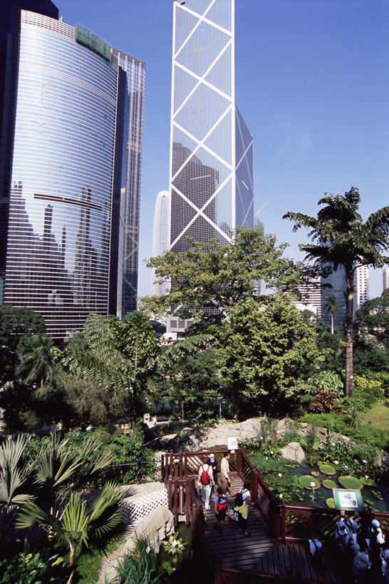 东方人,高楼大厦,走,竖图,俯视,航拍,室外,白天,度假,美景,植物,城市风光,标志建筑,城市,大厦,地标,建筑,摩天大楼,棕榈树,叶子,香港,中国,亚洲,阴影,服装,光线,影子,景观,绿叶,许多人,注视,休闲装,黄种人,娱乐,建设,树,树木,衣服,蓝色,绿色,蓝天,天空,阳光,自然,天,观察,看,一群人,享受,休闲,休闲服,嫩叶,景色,放松,服饰,生长,晴朗,成长,观看,港,察看,鸟瞰,关注,东亚,棕榈叶,万里无云,香港岛,香港特别行政区,港澳台,中华人民共和国,港岛,香港公园,红棉路,男人,男性,女人,女性,中年男性,中年女性,亚洲人,叶,叶片,晴空,晴空万里,步行,散步,走路,彩图,高角度拍摄,全身,大楼,高层建筑,高楼,摩天楼