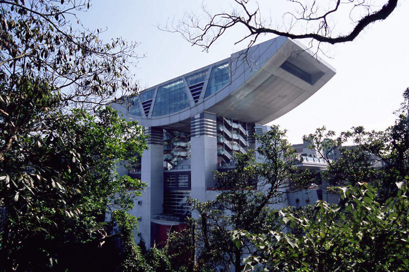 无人,家,横图,室外,白天,仰视,旅游,度假,植物,标志建筑,地标,建筑,香港,中国,亚洲,阴影,光线,影子,房屋,屋子,娱乐,建设,楼房,住宅,树,树木,蓝色,绿色,蓝天,天空,阳光,自然,天,享受,休闲,旅游胜地,放松,生长,晴朗,成长,港,东亚,万里无云,香港岛,香港特别行政区,港澳台,中华人民共和国,港岛,凌霄阁,炉峰峡,山顶道,晴空,晴空万里,彩图,低角度拍摄,房子