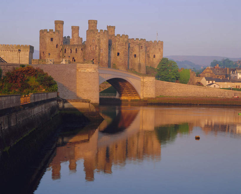 无人,横图,室外,白天,正面,旅游,度假,河流,日落,水,植物,窗户,门,标志建筑,地标,建筑,英国,欧洲,阴影,波纹,光线,影子,堡垒,城堡,墙,河水,水流,晚霞,霞光,落日,涟漪,娱乐,建设,玻璃窗,墙壁,墙面,树,树木,绿色,倒影,水纹,阳光,自然,黄昏,门框,波浪,享受,休闲,旅游胜地,彩霞,放松,生长,成长,倒映,西欧,要塞,大不列颠,威尔士,大不列颠及北爱尔兰联合王国,水晕,大不列颠联合王国,日不落英帝国,威尔士公国,夕照,反照,设防,康威城堡,夕阳,彩图,斜阳