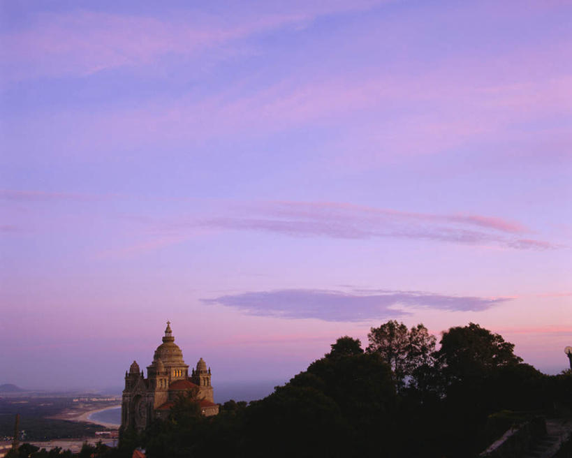 无人,横图,室外,白天,仰视,旅游,度假,草地,草坪,石头,日落,山,山脉,植物,标志建筑,地标,建筑,西班牙,欧洲,阴影,光线,石子,影子,堡垒,城堡,墙,屋顶,山峰,晚霞,霞光,云,云朵,落日,山峦,云彩,顶棚,历史,娱乐,建设,墙壁,墙面,草,树,树木,古代,绿色,白云,阳光,自然,黄昏,群山,享受,休闲,旅游胜地,彩霞,放松,生长,成长,要塞,南欧,西班牙王国,古远,夕照,加利西亚,加利西亚自治区,拉科鲁尼亚,设防,拉科鲁尼亚省,米尼奥,石块,岩石,夕阳,彩图,低角度拍摄,斜阳