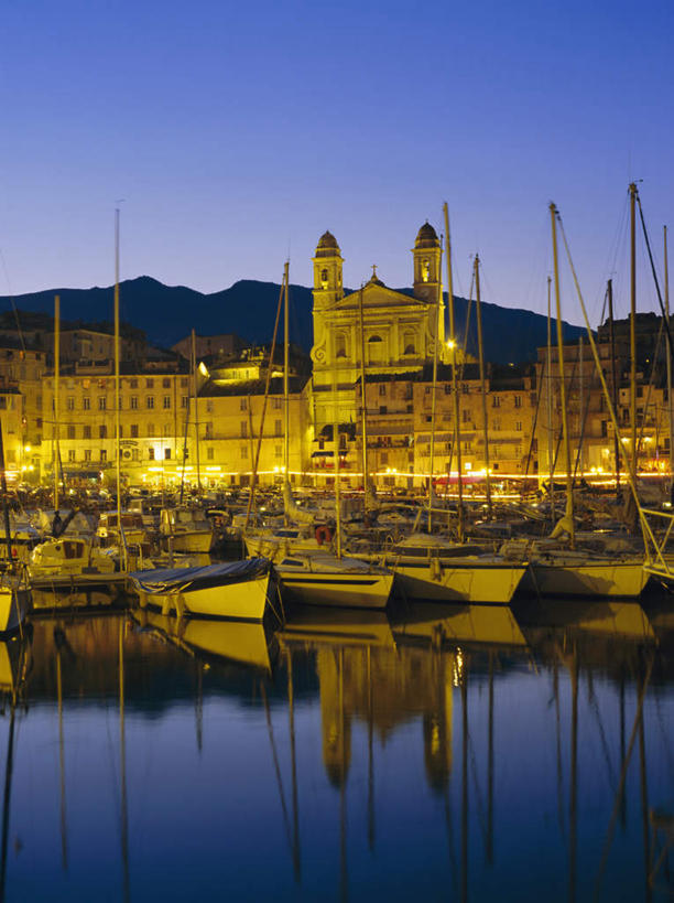 无人,家,码头,竖图,室外,白天,正面,度假,海浪,海洋,石头,美景,山,山脉,城市风光,港口,路灯,轮船,船,照明,法国,欧洲,停靠,阴影,光线,石子,影子,房屋,屋子,景观,浪花,山峰,公寓,灯光,山峦,娱乐,洋房,楼房,住宅,灯,蓝色,倒影,蓝天,天空,海水,黄昏,交通工具,群山,天,享受,休闲,景色,放松,晴朗,照亮,倒映,照明设备,科西嘉,科西嘉岛,停泊,载具,海景,万里无云,法兰西共和国,法兰西第五共和国,反照,薄暮,巴斯蒂亚,科西嘉大区,大海,风浪,海,海水的波动,近岸浪,石块,岩石,涌浪,晴空,晴空万里,彩图,傍晚,房子,摆渡口,埠头,渡口,渡头,港湾,海港,货运码头,口岸,商港