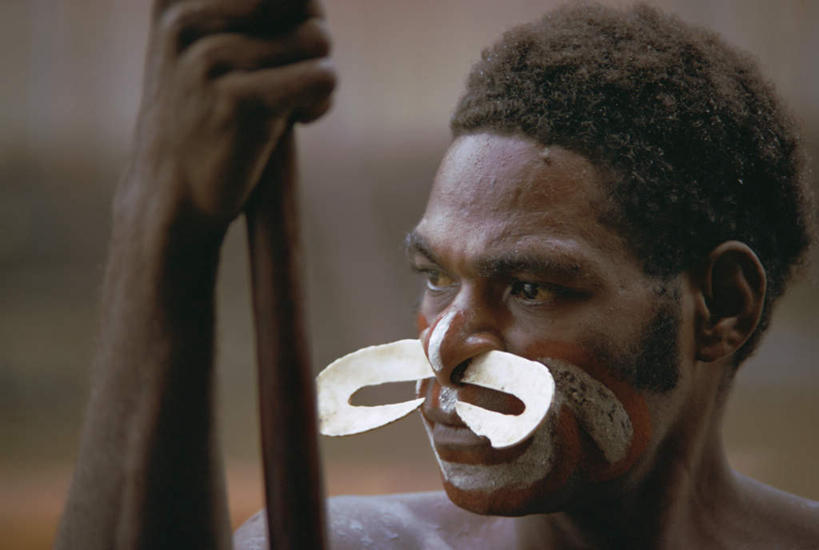 西方人,脸,头,脸颊,头发,一个人,横图,室外,特写,白天,正面,旅游,度假,印度尼西亚,欧洲,非洲,印尼,黑人,欧洲人,亚洲,仅一个男性,仅一个人,握,阴影,朦胧,模糊,装饰,光线,影子,拿,拿着,注视,娱乐,肩膀,仅一个年轻男性,黑色,阳光,观察,看,享受,休闲,放松,握着,东南亚,观看,华丽,修饰,点缀,察看,关注,鼻钉,印度尼西亚共和国,衬托,美观,雅致,雅观,伊里安查亚,男人,男性,年轻男性,非洲人,头部,脸部,脸蛋,面部,半身,彩图,短发