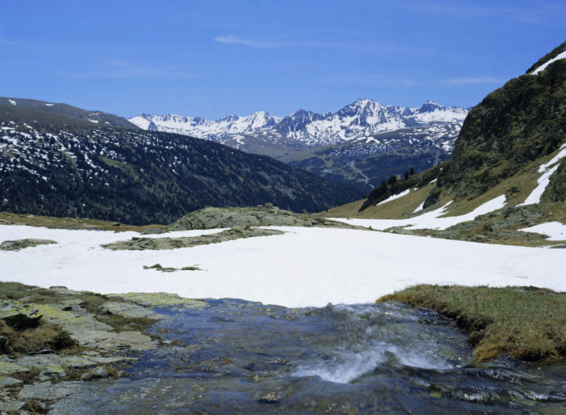 无人,横图,室外,白天,正面,旅游,度假,草地,草坪,河流,石头,美景,山,水,雪,雪山,植物,大雪,欧洲,安道尔,阴影,波纹,光线,石子,影子,冰,河水,积雪,景观,山峰,水流,雪景,云,云朵,冬季,冬天,涟漪,山峦,首都,云彩,娱乐,草,蓝色,绿色,白云,倒影,蓝天,水纹,天空,小溪,阳光,自然,波浪,天,溪水,享受,休闲,景色,放松,寒冷,晴朗,连绵,冰冷,倒映,绵延,自然风光,水晕,严寒,冰凉,酷寒,凛冽,凛凛,极冷,绵亘,反照,安道尔城,安道尔公国,石块,岩石,晴空,彩图
