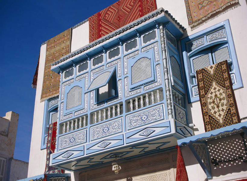 无人,家,横图,室外,白天,仰视,度假,美景,窗户,地毯,阳台,城市风光,城市,非洲,突尼斯,吊挂,悬挂,阴影,花纹,装饰,编织,光线,图案,影子,手工艺品,房屋,屋子,景观,织物,挂,娱乐,楼房,玻璃窗,住宅,蓝色,蓝天,天空,阳光,工艺品,天,打开,享受,休闲,景色,放松,晴朗,华丽,修饰,点缀,开启,北非,万里无云,衬托,美观,雅致,雅观,阿非利加洲,突尼斯共和国,凯鲁万,晴空,晴空万里,彩图,低角度拍摄,房子