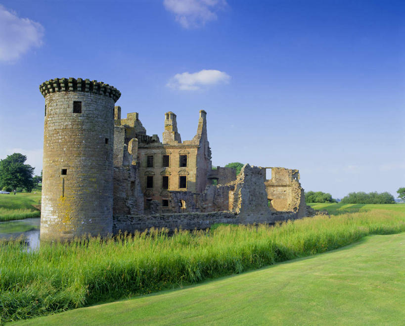 无人,横图,室外,白天,正面,旅游,度假,草地,草坪,植物,窗户,标志建筑,地标,建筑,英国,欧洲,阴影,光线,影子,堡垒,城堡,墙,屋顶,云,云朵,云彩,顶棚,历史,娱乐,建设,苏格兰,玻璃窗,墙壁,墙面,草,树,树木,古代,蓝色,绿色,白云,蓝天,天空,阳光,天,享受,休闲,旅游胜地,放松,生长,晴朗,成长,西欧,要塞,大不列颠,大不列颠及北爱尔兰联合王国,大不列颠及爱尔兰联合王国,古远,苏格兰王国,设防,丹弗里斯.加洛韦,邓弗里斯.加洛韦,晴空,彩图,大不列颠王国,大英帝国,联合王国,日不落帝国