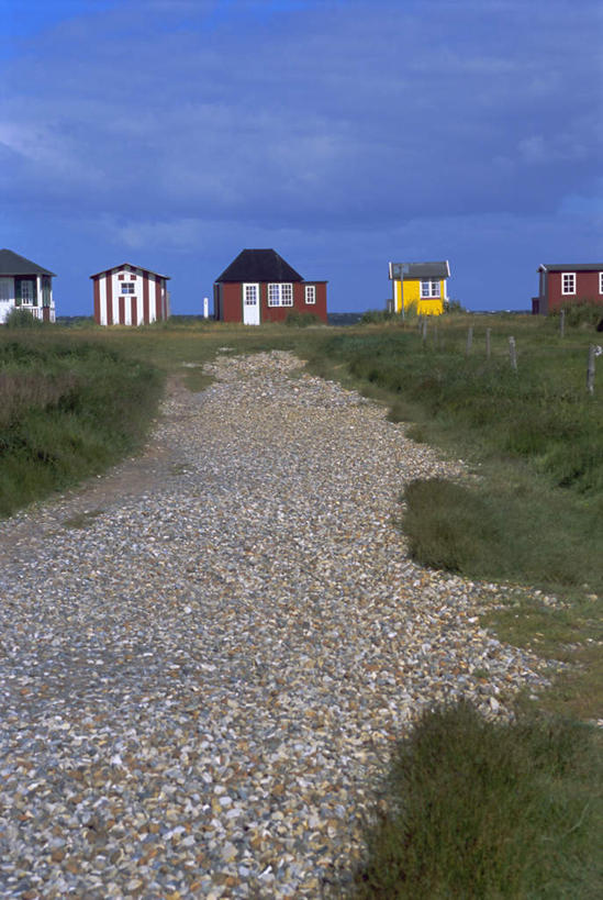 无人,家,竖图,室外,白天,正面,度假,草地,草坪,石头,美景,植物,城市风光,城市,道路,路,丹麦,欧洲,一排,阴影,整齐,光线,石子,影子,房屋,屋子,景观,云,云朵,小路,交通,云彩,娱乐,楼房,住宅,草,排列,蓝色,绿色,白云,蓝天,天空,阳光,天,享受,休闲,景色,放松,乡间小路,晴朗,队列,北欧,丹麦王国,菲英岛,石块,岩石,晴空,彩图,房子