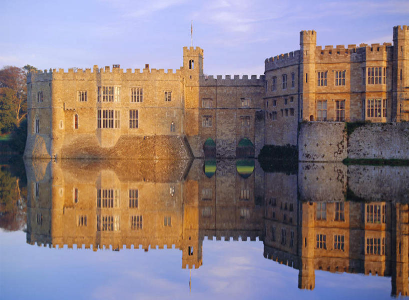 无人,横图,室外,白天,正面,旅游,度假,湖,湖泊,水,窗户,门,标志建筑,地标,建筑,英国,欧洲,阴影,波纹,光线,影子,堡垒,城堡,墙,湖面,水流,水面,云,云朵,涟漪,云彩,娱乐,建设,利兹城堡,玻璃窗,墙壁,墙面,蓝色,白云,倒影,蓝天,水纹,天空,阳光,门框,波浪,湖水,天,享受,休闲,旅游胜地,放松,晴朗,倒映,西欧,要塞,大不列颠,大不列颠及北爱尔兰联合王国,水晕,肯特郡,大不列颠联合王国,日不落英帝国,反照,设防,利兹堡,梅德斯通,晴空,彩图