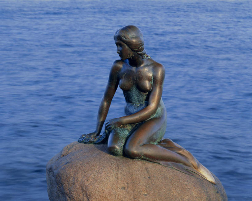 西方人,胸,一个人,无人,坐,横图,室外,白天,正面,度假,海浪,海洋,美景,城市风光,城市,金属制品,雕塑,丹麦,欧洲,欧洲人,仅一个年轻女性,仅一个女性,仅一个人,阴影,艺术,装饰,光线,金属,雕刻,雕像,影子,景观,浪花,首都,注视,娱乐,铜像,裸露,阳光,海水,工艺品,观察,看,享受,休闲,景色,放松,赤裸,观看,纪念,美术,察看,关注,北欧,主题,裸,陈列,海景,功能,美学,丹麦王国,哥本哈根,西兰岛,小美人鱼铜像,年轻女性,女人,女性,白种人,胸部,大海,风浪,海,海水的波动,近岸浪,涌浪,坐着,彩图,全身