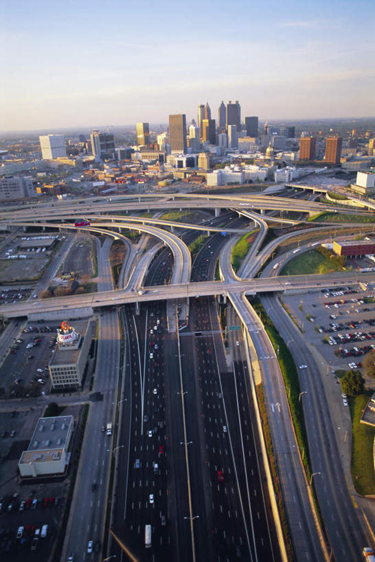 无人,高楼大厦,竖图,俯视,航拍,室外,白天,正面,度假,办公楼,美景,城市风光,城市,大厦,道路,建筑,路,摩天大楼,写字楼,公路,汽车,美国,阴影,光线,影子,景观,高架,分界线,停车线,交通,娱乐,车,蓝色,蓝天,天空,阳光,楼宇,交通工具,轿车,天,享受,休闲,商务楼,景色,放松,晴朗,车行道,车行道分界线,北美,北美洲,鸟瞰,载具,标线,美洲,高架桥,车行线,高架道路,跨线桥,亚特兰大,佐治亚州,万里无云,首府,佐治亚,乔治亚州,南方帝国州,北亚美利加洲,亚美利加洲,亚特兰大市,晴空,晴空万里,彩图,高角度拍摄,大楼,高层建筑,高楼,摩天楼