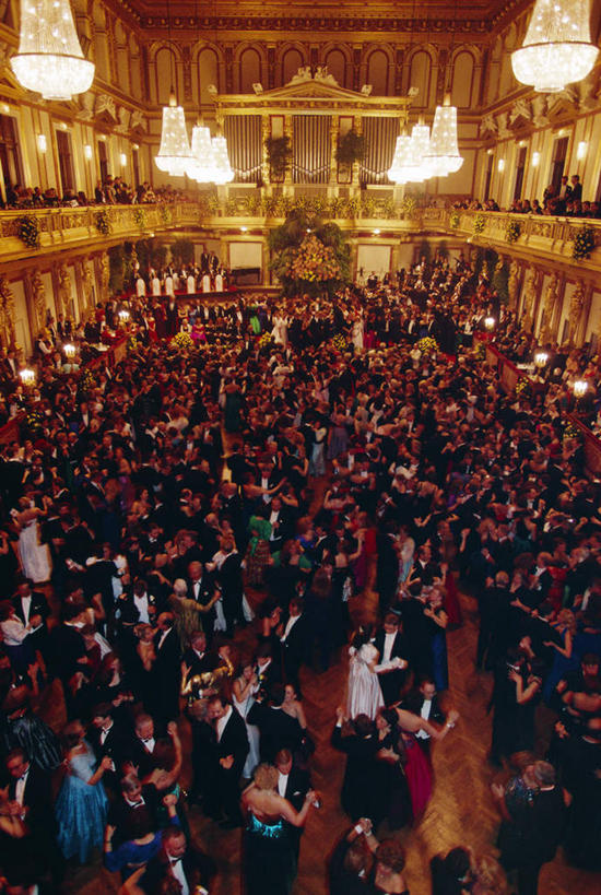 高楼大厦,站,竖图,俯视,室外,夜晚,爱情,度假,跳舞,办公楼,美景,城市风光,城市,大厦,建筑,摩天大楼,写字楼,照明,奥地利,欧洲,维也纳,阴影,服装,光线,影子,景观,灯光,首都,许多人,浪漫,注视,休闲装,娱乐,吊灯,灯,衣服,灯具,楼宇,观察,看,站着,一群人,享受,休闲,温暖,温馨,休闲服,商务楼,景色,恩爱,放松,恋人,服饰,观看,优雅,华丽,照亮,和睦,察看,照明设备,关注,舞姿,中欧,奥地利共和国,华尔兹,圆舞,圆舞曲,男人,男性,年轻男性,年轻女性,女人,女性,情侣,站立,彩图,高角度拍摄,全身,舞蹈,大楼,高层建筑,高楼,摩天楼,伴侣,融洽