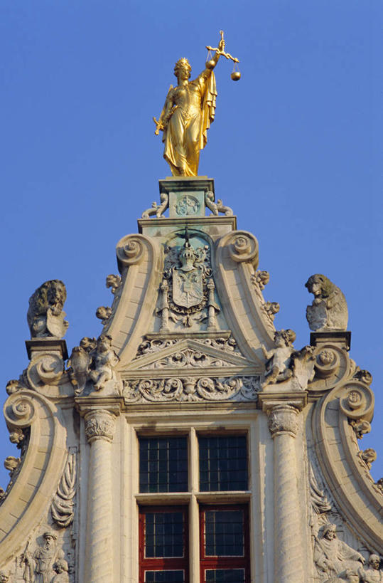 无人,家,竖图,室外,白天,仰视,度假,美景,窗户,城市风光,城市,雕塑,比利时,欧洲,阴影,艺术,装饰,光线,雕刻,雕像,影子,房屋,墙,屋子,景观,娱乐,楼房,玻璃窗,墙壁,墙面,住宅,蓝色,蓝天,天空,阳光,工艺品,天,享受,休闲,景色,放松,晴朗,纪念,美术,西欧,主题,陈列,万里无云,省会,功能,美学,比利时王国,布鲁日,西佛兰德省,晴空,晴空万里,彩图,低角度拍摄,房子