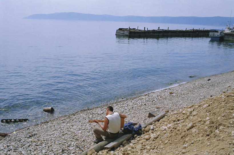 西方人,一个人,坐,横图,俯视,室外,白天,旅游,度假,海浪,海洋,美景,沙滩,山,山脉,欧洲,俄罗斯,欧洲人,亚洲,仅一个男性,仅一个人,木板,沙子,海岸,景观,浪花,山峰,水平线,云,云朵,桥,辽阔,吉他,乐器,弦乐器,木桥,海平线,沙地,山峦,云彩,注视,娱乐,栈桥,仅一个年轻男性,蓝色,白云,蓝天,天空,自然,海水,群山,天,观察,看,享受,休闲,广阔,旅游胜地,景色,放松,弹琴,晴朗,观看,人行桥,木板桥,一望无际,察看,关注,自然风光,西伯利亚,弹拨弦鸣乐器,海景,俄联邦,俄罗斯联邦,无边无际,一马平川,奏琴,抚琴,男人,男性,年轻男性,白种人,大海,风浪,海,海水的波动,海滩,近岸浪,涌浪,晴空,坐着,彩图,高角度拍摄,全身,水天相接,水天一线,弹拨弦乐器
