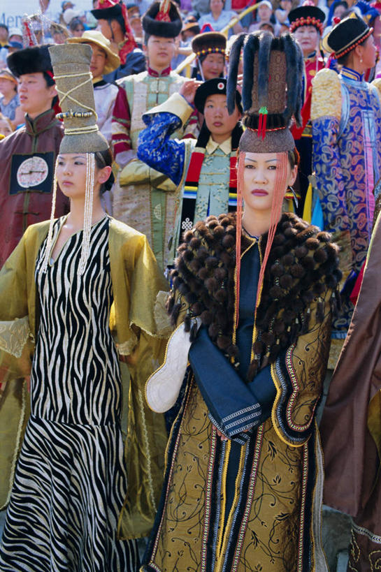 东方人,站,竖图,室外,白天,正面,民族服装,度假,美景,城市风光,城市,亚洲,阴影,节日,庆祝,装饰,光线,影子,景观,首都,许多人,注视,黄种人,文化,娱乐,阳光,观察,看,站着,一群人,庆典,享受,休闲,景色,放松,观看,纪念,华丽,修饰,点缀,察看,关注,东亚,衬托,美观,雅致,雅观,蒙古国,乌兰巴托,库伦,乌兰巴托市,男人,男性,年轻男性,年轻女性,女人,女性,亚洲人,站立,半身,彩图,传统服装,民俗服