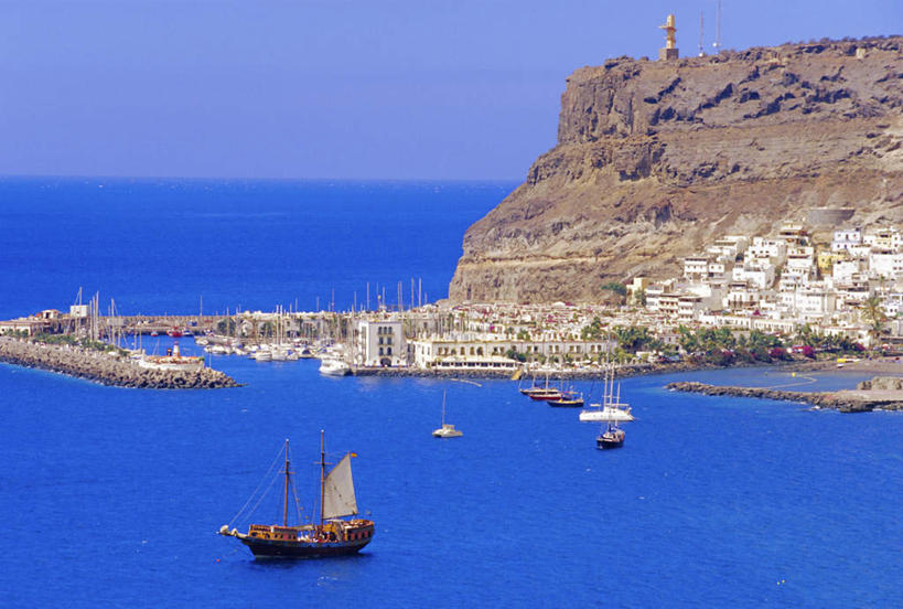 帆船,无人,码头,横图,俯视,室外,白天,旅游,度假,海浪,海洋,石头,美景,港口,船,西班牙,欧洲,阴影,光线,石子,影子,景观,浪花,水平线,辽阔,海平线,娱乐,蓝色,蓝天,天空,阳光,自然,海水,交通工具,天,享受,休闲,广阔,景色,放松,晴朗,一望无际,加纳利群岛,南欧,自然风光,载具,加那利群岛,海景,万里无云,西班牙王国,无边无际,一马平川,大加纳利岛,大海,风浪,海,海水的波动,近岸浪,石块,岩石,涌浪,晴空,晴空万里,彩图,高角度拍摄,摆渡口,埠头,渡口,渡头,港湾,海港,货运码头,口岸,商港,水天相接,水天一线