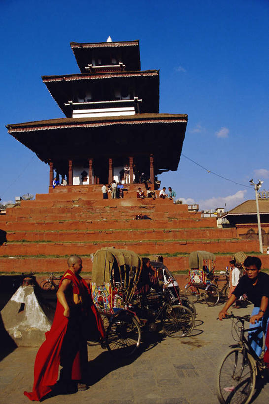 东方人,和尚,寺庙,走,竖图,室外,白天,仰视,民族服装,旅游,度假,标志建筑,地标,建筑,尼泊尔,亚洲,阴影,服装,节日,光线,影子,云,云朵,三轮车,首都,许多人,云彩,注视,休闲装,黄种人,文化,娱乐,建设,车,脚踏车,衣服,蓝色,白云,蓝天,天空,阳光,庙宇,交通工具,天,观察,看,祈祷,一群人,享受,休闲,健康,休闲服,旅游胜地,放松,许愿,宗教,服饰,佛教,信仰,晴朗,观看,纪念,祈求,察看,关注,载具,南亚,加德满都,尼泊尔王国,加都,释教,德满都,杜儿巴广场,平安,男人,男性,中年男性,亚洲人,晴空,比丘,高僧,僧,僧侣,僧人,沙弥,修行僧,步行,散步,走路,彩图,低角度拍摄,全身,传统服装,民俗服,庙,寺