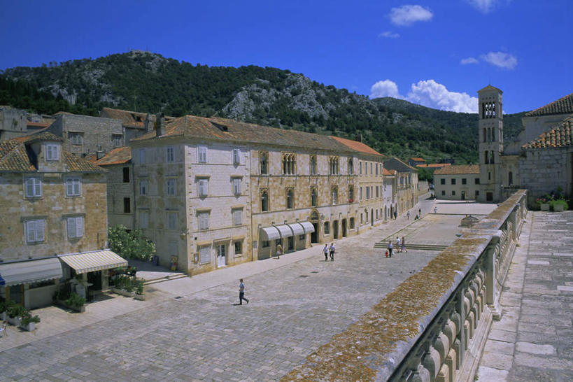 西方人,家,走,横图,室外,白天,正面,度假,石头,美景,山,山脉,植物,别墅,城市风光,城市,道路,建筑,路,欧洲,克罗地亚,欧洲人,一排,阴影,服装,整齐,光线,石子,瓦片,影子,房屋,屋顶,屋子,景观,山峰,云,云朵,公寓,小路,交通,山峦,许多人,云彩,顶棚,瓦,注视,休闲装,娱乐,洋房,楼房,住宅,树,树木,排列,衣服,蓝色,绿色,白云,蓝天,天空,阳光,自然,群山,天,观察,看,一群人,享受,休闲,休闲服,景色,放松,建造,服饰,生长,晴朗,成长,观看,察看,队列,关注,屋瓦,克罗地亚共和国,赫瓦尔岛,男人,男性,女人,女性,中年男性,中年女性,白种人,石块,岩石,晴空,步行,散步,走路,彩图,全身,房子