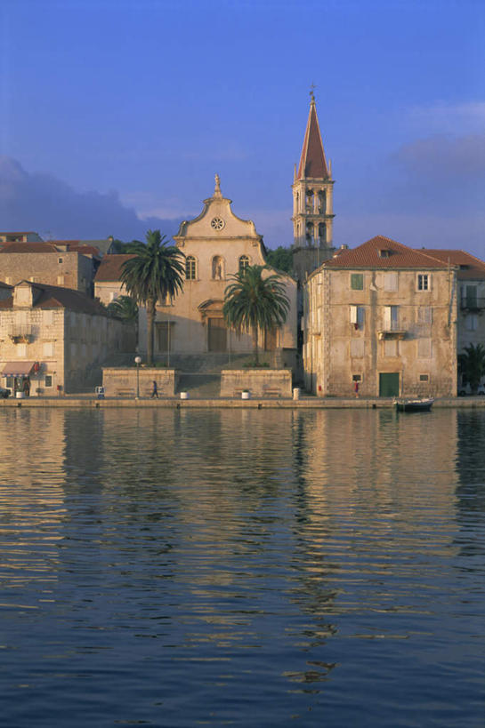 无人,家,教堂,码头,竖图,室外,白天,正面,度假,河流,美景,水,植物,城市风光,城市,港口,棕榈树,叶子,欧洲,克罗地亚,阴影,波纹,节日,光线,影子,房屋,屋子,河水,景观,水流,云,云朵,绿叶,涟漪,云彩,文化,娱乐,楼房,住宅,树,树木,蓝色,绿色,白云,倒影,蓝天,水纹,天空,阳光,自然,波浪,天,祈祷,享受,休闲,健康,嫩叶,景色,放松,许愿,宗教,信仰,生长,晴朗,成长,纪念,祈求,倒映,基督教,天主教,信念,棕榈叶,水晕,克罗地亚共和国,反照,布拉奇岛,平安,叶,叶片,晴空,彩图,房子,摆渡口,埠头,大教堂,渡口,渡头,港湾,海港,货运码头,口岸,礼拜堂,商港