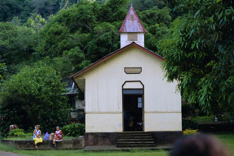 西方人,两个人,教堂,坐,横图,室外,白天,正面,旅游,度假,草地,草坪,植物,楼梯,标志建筑,地标,建筑,欧洲,欧洲人,阴影,服装,节日,光线,影子,阶梯,注视,休闲装,文化,娱乐,建设,台阶,草,树,树木,衣服,绿色,阳光,自然,观察,看,祈祷,享受,休闲,健康,休闲服,旅游胜地,放松,许愿,宗教,服饰,信仰,生长,成长,观看,纪念,祈求,察看,基督教,关注,天主教,大洋洲,信念,法属波利尼西亚,法属玻利尼西亚,马克萨斯群岛,平安,女人,女性,中年女性,白种人,坐着,彩图,全身,大教堂,礼拜堂