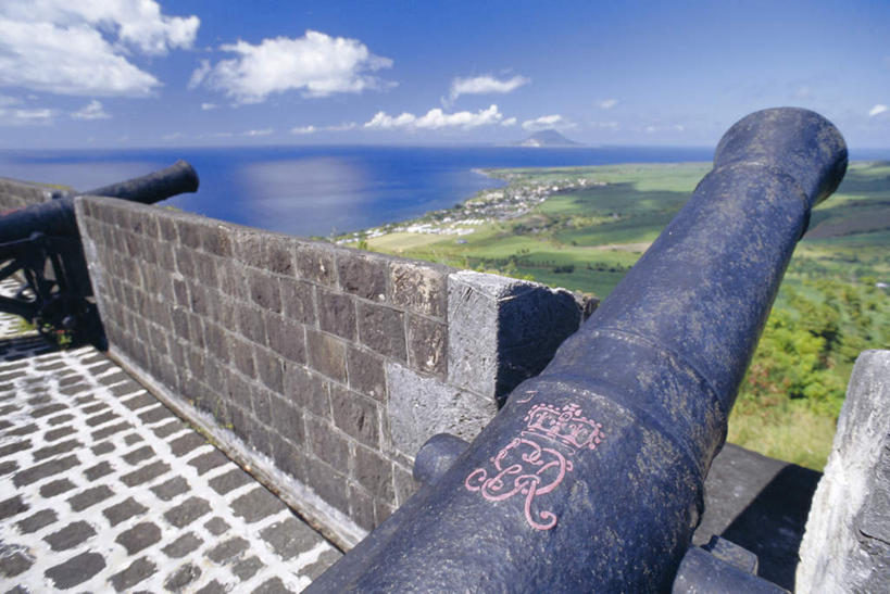 无人,横图,室外,白天,正面,旅游,度假,竞争,草地,草坪,海浪,海洋,美景,沙滩,植物,对抗,阴影,冲突,光线,沙子,影子,墙,海岸,景观,浪花,水平线,云,云朵,塔,辽阔,海平线,沙地,云彩,破坏,娱乐,墙壁,墙面,草,蓝色,绿色,白云,蓝天,天空,阳光,自然,海水,天,享受,休闲,广阔,炮,武器,景色,放松,战争,晴朗,一望无际,损坏,北美,北美洲,攻击,威胁,对立,矛盾,自然风光,兵器,美洲,防御,海景,敌对,挫败,斗争,抗拒,抗衡,北亚美利加洲,亚美利加洲,杀伤,威慑,尼维斯,尼维斯岛,圣基茨,圣基茨岛,无边无际,一马平川,危险,大海,风浪,海,海水的波动,海滩,近岸浪,涌浪,晴空,彩图,水天相接,水天一线