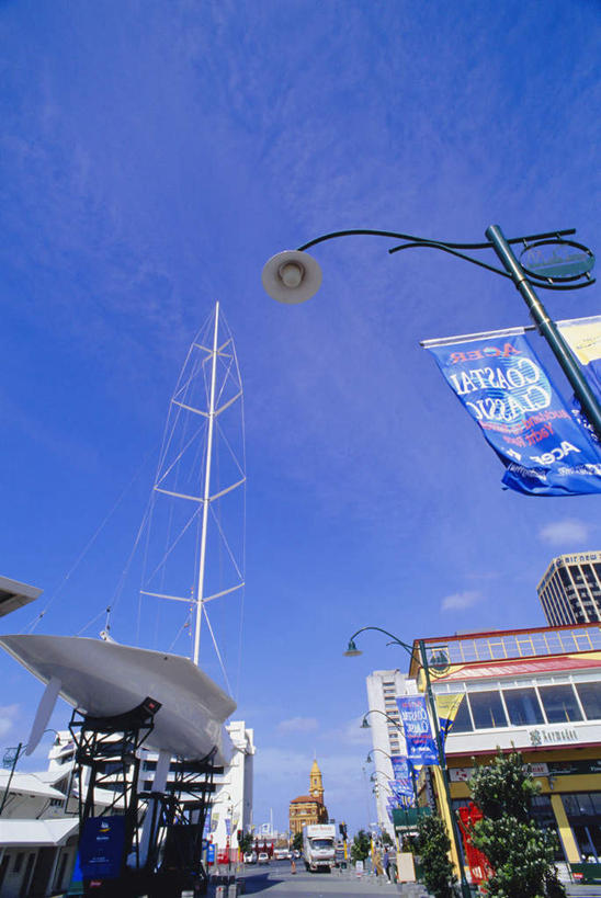 帆船,无人,家,商店,竖图,室外,白天,仰视,度假,美景,植物,城市风光,城市,路灯,船,汽车,照明,新西兰,阴影,高大,光线,影子,房屋,屋子,景观,云,云朵,灯光,宏伟,云彩,娱乐,商铺,楼房,住宅,车,灯,树,树木,蓝色,绿色,白云,蓝天,天空,阳光,自然,交通工具,轿车,天,享受,休闲,景色,放松,生长,晴朗,成长,照亮,照明设备,载具,大洋洲,奥克兰,纽西兰,市肆,商号,长白云之乡,帆樯,桅竿,奥克兰区,奥克兰市,风帆之都,高峻,嵬峨,晴空,彩图,低角度拍摄,房子,店铺