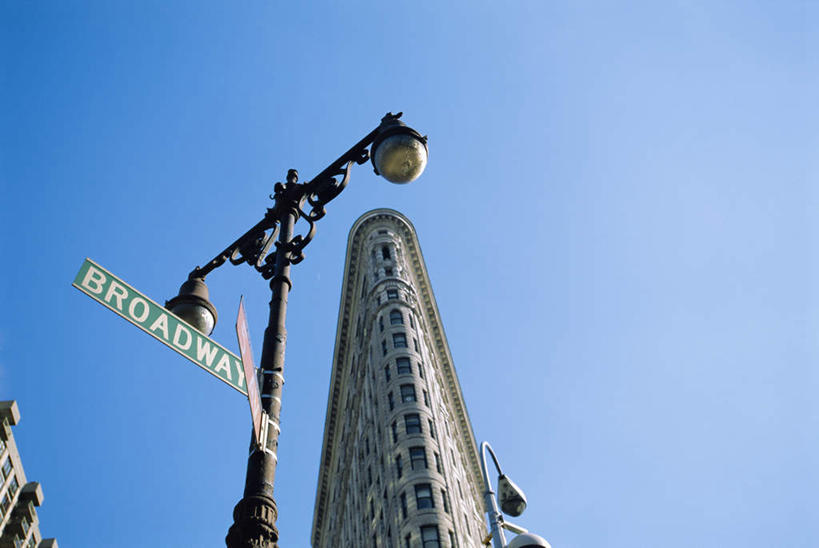 无人,高楼大厦,横图,室外,白天,仰视,度假,美景,城市风光,城市,大厦,建筑,路灯,摩天大楼,照明,纽约,美国,阴影,光线,英文,标志,文字,影子,字符,字母,景观,灯光,曼哈顿,娱乐,标识,灯,蓝色,蓝天,天空,阳光,楼宇,天,享受,休闲,景色,放松,晴朗,英文字母,照亮,北美,北美洲,照明设备,美洲,百老汇,纽约州,万里无云,帝国之州,帝国州,百老汇大道,百老汇街,北亚美利加洲,亚美利加洲,晴空,晴空万里,彩图,低角度拍摄,大楼,高层建筑,高楼,摩天楼,曼哈顿岛