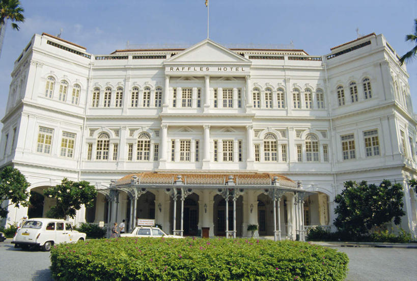 西方人,餐厅,商店,站,走,横图,室外,白天,仰视,购物,旅游,度假,消费,植物,标志建筑,超市,地标,建筑,酒店,汽车,欧洲,新加坡,欧洲人,亚洲,两辆,行人,游客,游人,阴影,服装,环保,朦胧,模糊,光线,影子,防护,首都,许多人,注视,休闲装,娱乐,建设,路人,旅客,车,树,树木,衣服,蓝色,绿色,蓝天,天空,阳光,自然,交通工具,轿车,天,观察,看,站着,一群人,享受,休闲,休闲服,旅游胜地,放松,金融,百货,服饰,东南亚,生长,晴朗,成长,观看,察看,关注,美好,美妙,载具,间隔,选购,贸易,百货公司,万里无云,莱佛士酒店,美观,雅观,血拼,新加坡共和国,过客,绿篱,生篱,树篱,植篱,男人,男性,女人,女性,中年男性,中年女性,白种人,晴空,晴空万里,步行,散步,站立,走路,半身,彩图,低角度拍摄,餐馆,饭店,饭馆,购物商场,购物中心,旅店,商业中心