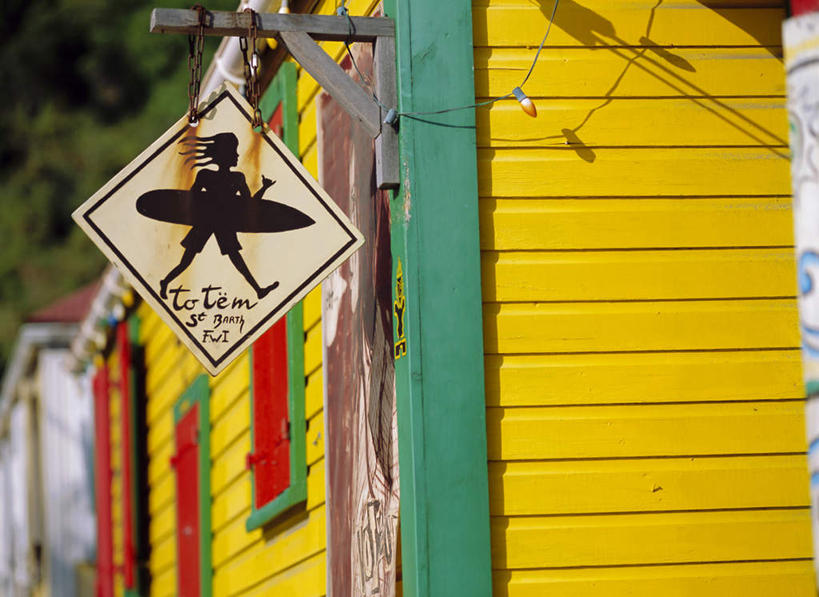 无人,横图,室外,白天,正面,度假,美景,植物,窗户,门,城市风光,城市,指示牌,阴影,朦胧,模糊,光线,标志,影子,墙,景观,娱乐,标识,墙壁,墙面,树,树木,黄色,红色,绿色,阳光,自然,门框,享受,休闲,景色,南美,放松,生长,成长,南美洲,荷属安的列斯,西印度群岛,拉丁美洲,美洲,荷属安的列斯群岛,亚美利加洲,南亚美利加洲,圣巴泰勒米岛,彩图