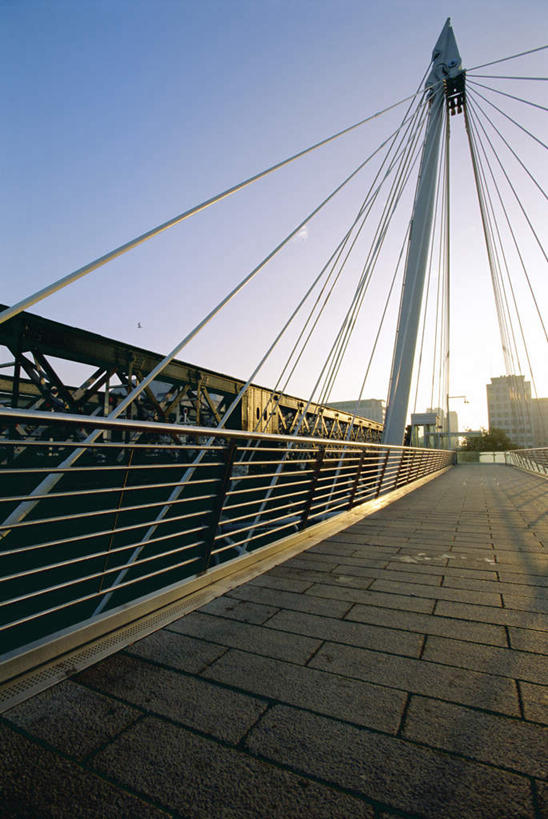 无人,高楼大厦,栏杆,竖图,室外,白天,仰视,度假,办公楼,美景,日落,植物,城市风光,城市,大桥,大厦,建筑,立交桥,摩天大楼,桥梁,写字楼,英国,欧洲,伦敦,景观,晚霞,霞光,落日,高架,围栏,斜拉桥,桥,首都,娱乐,护栏,树,树木,绿色,自然,黄昏,楼宇,享受,休闲,商务楼,景色,彩霞,放松,生长,成长,西欧,雾都,夕照,千禧桥,伦敦千禧桥,夕阳,彩图,低角度拍摄,大楼,高层建筑,高楼,摩天楼,斜阳