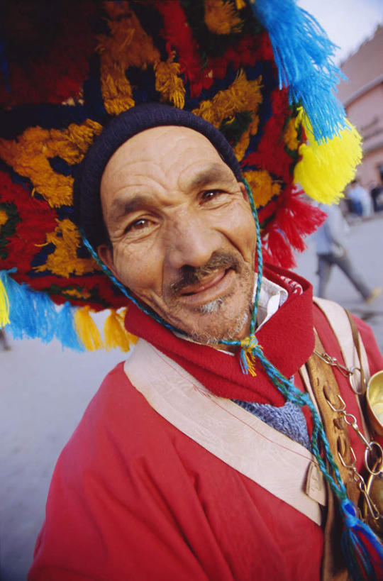 西方人,脸,头,脸颊,一个人,家,站,笑,微笑,竖图,室内,特写,白天,正面,民族服装,帽子,欧洲,非洲,欧洲人,仅一个男性,仅一个人,朦胧,模糊,装饰,房屋,屋子,注视,礼帽,楼房,肩膀,住宅,绳子,观察,看,站着,仅一个老年男性,路面,观看,绳索,华丽,修饰,点缀,察看,关注,衬托,美观,雅致,雅观,一顶,老年男性,男人,男性,非洲人,头部,脸部,脸蛋,面部,站立,半身,彩图,传统服装,民俗服,房子