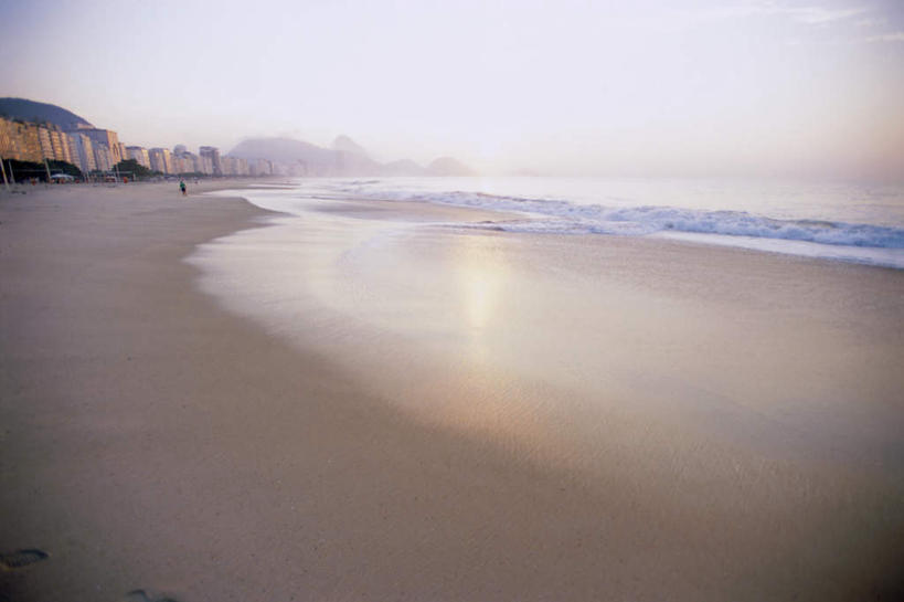 无人,高楼大厦,横图,室外,白天,正面,旅游,度假,办公楼,海浪,海洋,美景,日落,沙滩,山,山脉,植物,雾,大厦,建筑,摩天大楼,写字楼,巴西,朦胧,模糊,沙子,海岸,景观,浪花,山峰,晚霞,霞光,落日,沙地,山峦,娱乐,树,树木,绿色,自然,海水,黄昏,楼宇,群山,享受,休闲,商务楼,景色,彩霞,南美,放松,生长,成长,迷雾,南美洲,拉丁美洲,自然风光,美洲,里约热内卢,海景,里约热内卢州,巴西联邦共和国,首府,亚美利加洲,南亚美利加洲,里约热内卢市,夕照,科巴卡巴纳海滩,科帕卡巴纳海滩,大海,风浪,海,海水的波动,海滩,近岸浪,涌浪,大雾,夕阳,彩图,大楼,高层建筑,高楼,摩天楼,斜阳