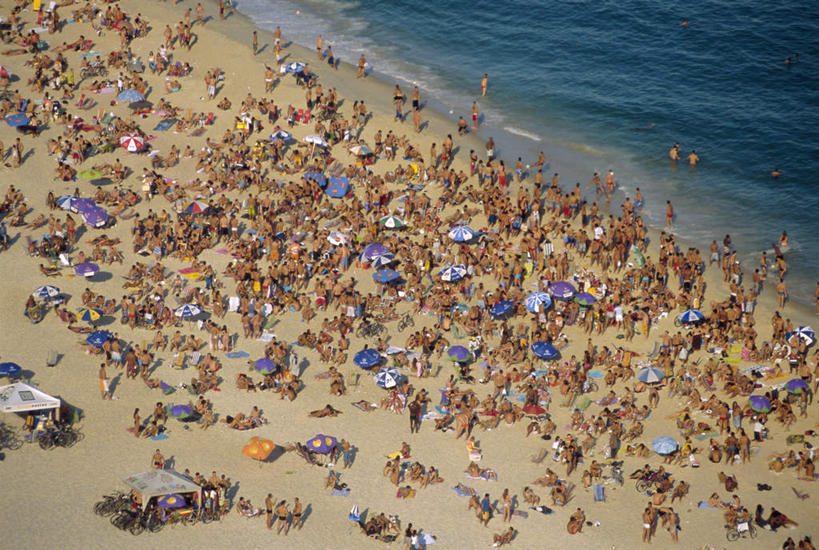 游泳,西方人,站,坐,横图,俯视,航拍,室外,白天,泳装,比基尼,度假,海浪,海洋,美景,沙滩,城市风光,城市,巴西,欧洲,欧洲人,行人,游客,游人,泳裤,伞,沙子,雨伞,遮阳伞,海岸,景观,浪花,沙地,许多人,注视,娱乐,阳伞,路人,旅客,海水,观察,看,站着,一群人,享受,休闲,景色,南美,放松,观看,察看,南美洲,拉丁美洲,鸟瞰,关注,美洲,里约热内卢,海景,里约热内卢州,巴西联邦共和国,首府,亚美利加洲,人山人海,南亚美利加洲,泅水,里约热内卢市,拍浮,过客,摩肩接踵,男人,男性,年轻男性,年轻女性,女人,女性,白种人,大海,风浪,海,海水的波动,海滩,近岸浪,涌浪,站立,坐着,彩图,高角度拍摄,全身,三点式,泳衣