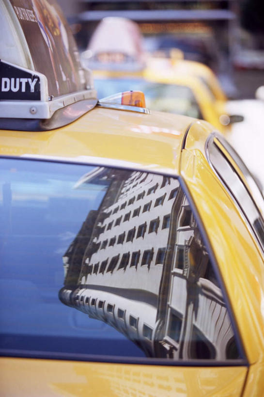 无人,高楼大厦,竖图,室外,特写,白天,正面,安全,办公楼,地板,镜子,大厦,建筑,摩天大楼,写字楼,出租车,汽车,三辆,阴影,朦胧,模糊,反射,光线,英文,标志,文字,影子,字符,字母,反光镜,交通,标识,车,黄色,阳光,楼宇,交通工具,轿车,商务楼,英文字母,镜像,生命,镜面,载具,的士,计程车,光学,凸面镜,彩图,大楼,高层建筑,高楼,摩天楼,广角镜